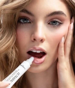 ULTRABALM 12 ULTRABALM -Scholl Fusspflege Verkäufe cliomakeup ultrabalm balsamo burro labbra nutriente idratante rigenerante ialuronico jojoba karite avocado erin