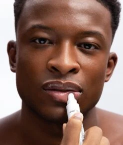 ULTRABALM 16 ULTRABALM -Scholl Fusspflege Verkäufe cliomakeup ultrabalm balsamo burro labbra nutriente idratante rigenerante ialuronico jojoba karite avocado rudy