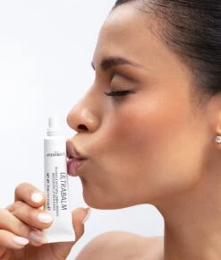 ULTRABALM 14 ULTRABALM -Scholl Fusspflege Verkäufe cliomakeup ultrabalm balsamo burro labbra nutriente idratante rigenerante ialuronico jojoba karite avocado sabrina